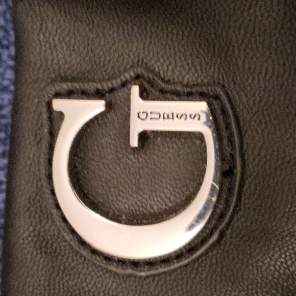 Black guess purse with silver accent - Picture 6 of 6